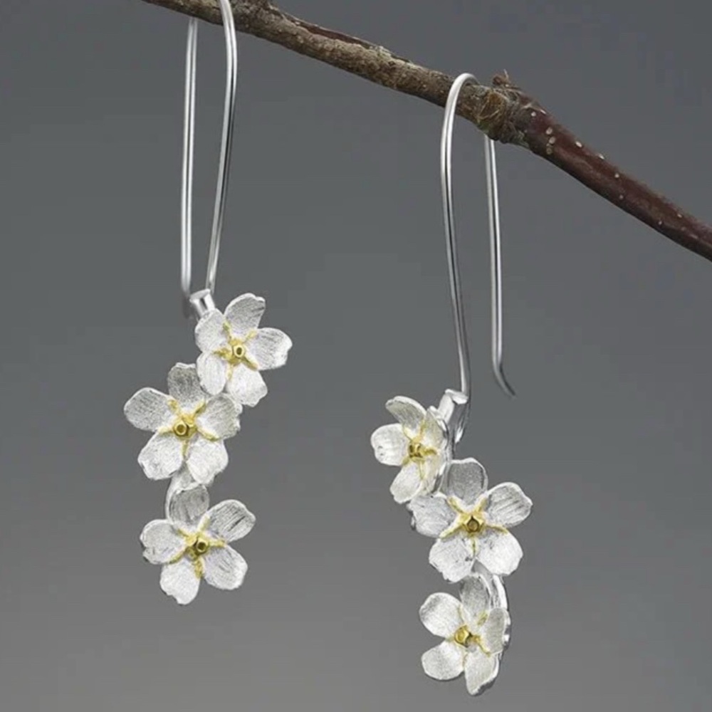 Elegant Gold Floral Earrings - Picture 5 of 5